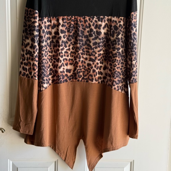 Leopard Print Colorblock Long Sleeve Top - Picture 2 of 5